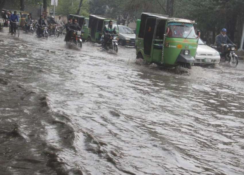 لاہور: شہر میں ہونیوالی موسلا دھار بارش کے بعد شملہ پہاڑی ..