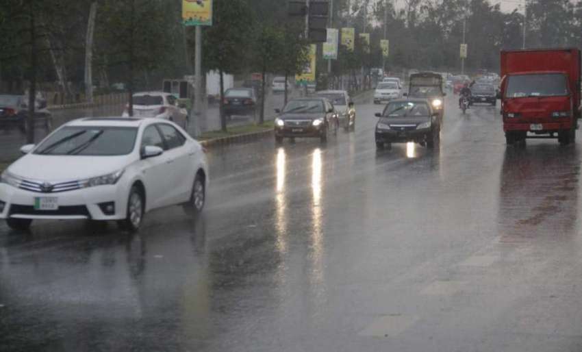لاہور: صوبائی دارالحکومت میں ہونیوالی بارش کے دوران ایک ..