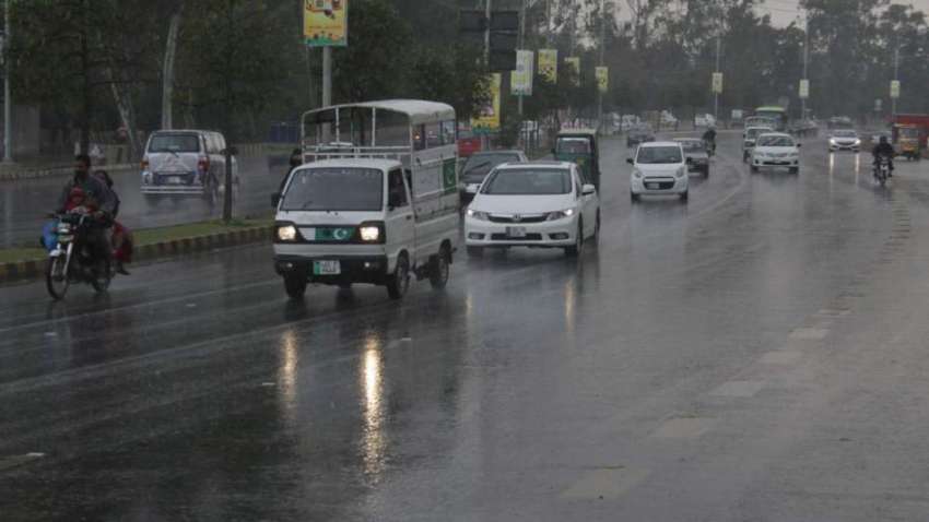 لاہور: صوبائی دارالحکومت میں ہونیوالی بارش کے دوران ایک ..