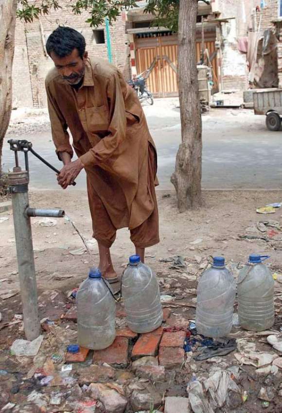 حیدر آباد: ایک شہری ہینڈ پمپ سے پینے کے لیے صاف پانی بوتلوں ..
