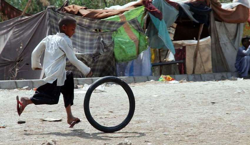 حیدر آباد: ایک خانہ بدوش بچہ کھیل کود میں مصروف ہے۔