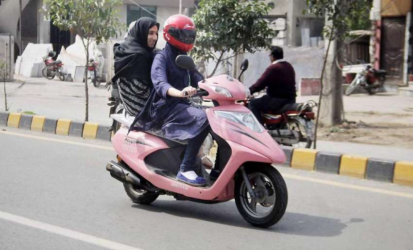 لاہور: دو طالبات سکوٹی پر جا رہی ہیں۔