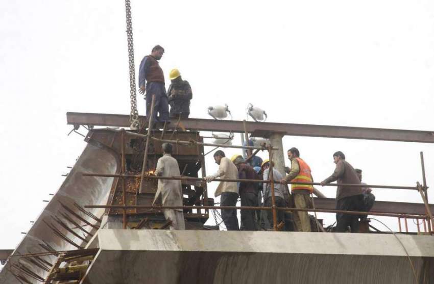 لاہور: مزدور اورنج لائن میٹرو ٹرین منصوبے کے تعمیراتی کام ..