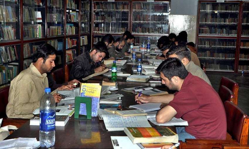 لاہور: سٹوڈنٹس پنجاب پبلک لائبریری میں کتابوں کا مطالعہ ..