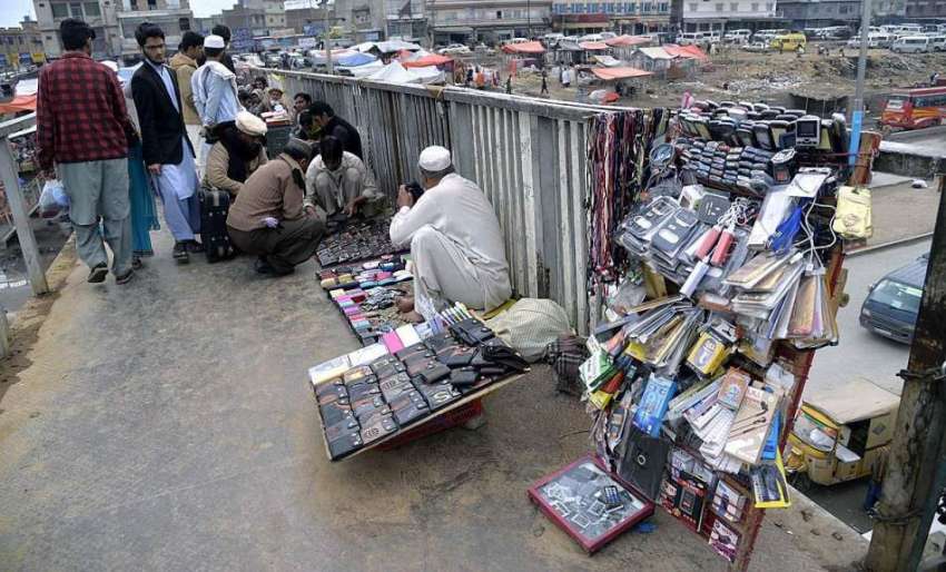 راولپنڈی: پیر ودھائی بس سٹاپ کے قریب دکانداروں نے مختف اشیاء ..