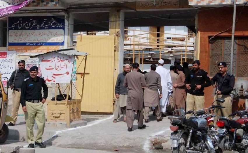 راولپنڈی: جمعہ بازار روڈ پر واقع مسجد میں نمازی تلاشی دے ..