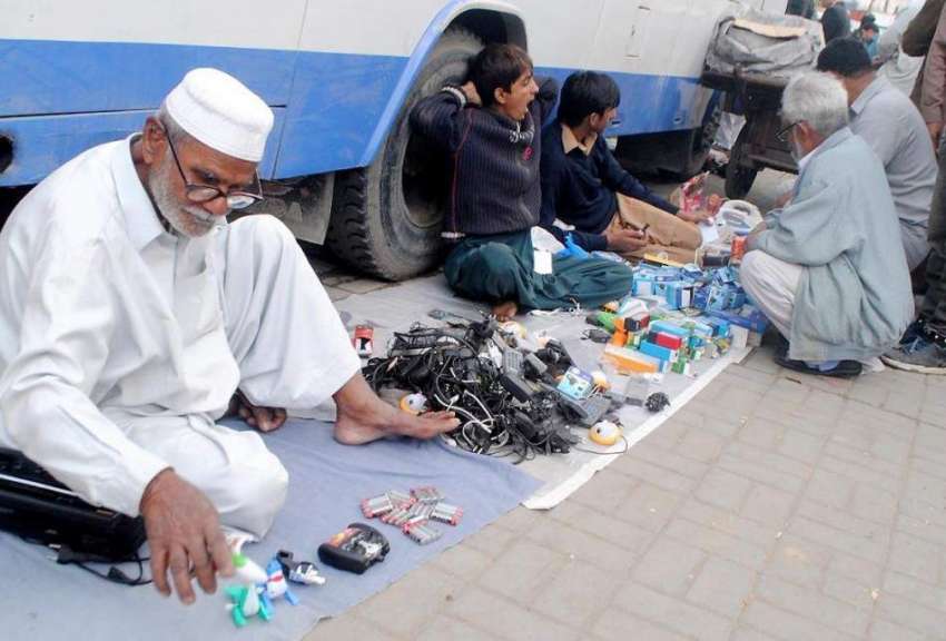 راولپنڈی: جمعہ بازار میں ایک معمر شخص پرانی کار آمد اشیاء ..