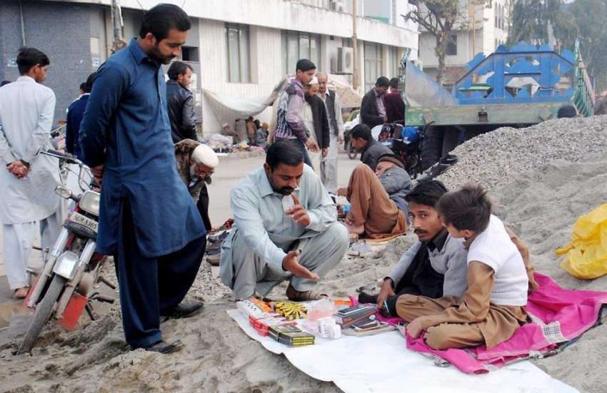 راولپنڈی: جمعہ بازار سے شہری اپنی ضرورت کی چیزیں ڈھونڈ رہے ..