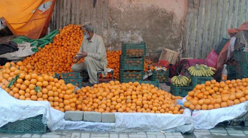 راولپنڈی: جمعہ بازار میں ایک پھل فروش نے کینو اور مالٹوں ..