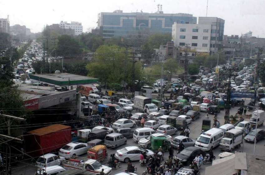 لاہور: شہر میں وی آئی پی موومنٹ کے باعث بد ترین ٹریفک جام ..