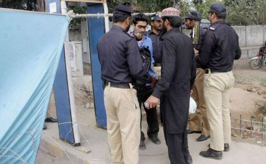 لاہور: پولیس اہلکار جامعہ نعیمیہ آنیوالوں کی تلاشی لے رہے ..