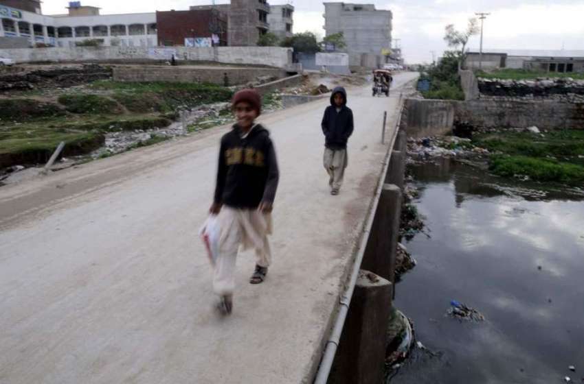 اسلام آباد: سواں کے علاقے پندوریاں پل پر حفاظتی جنگلے نہ ..