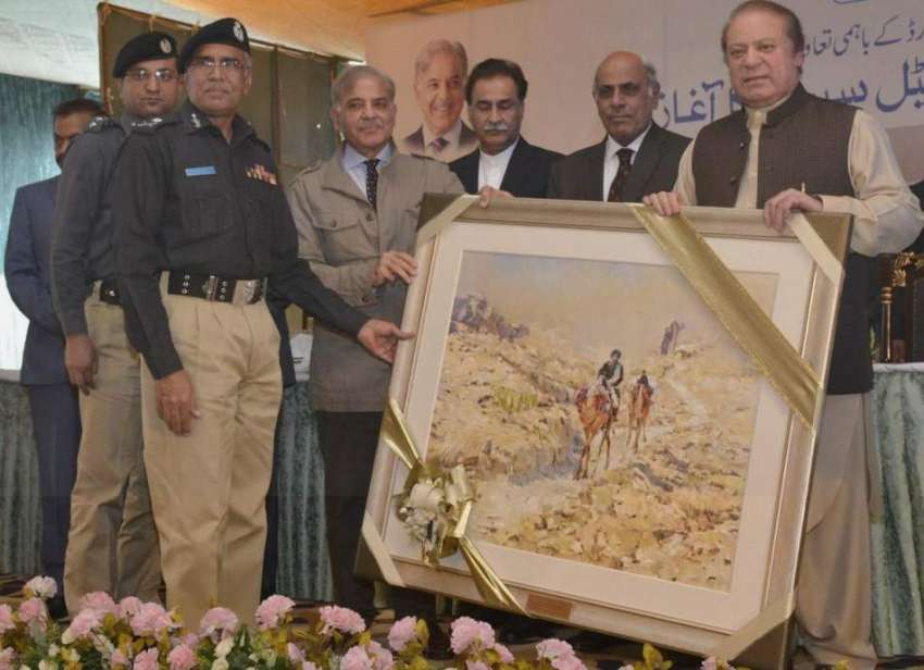 لاہور: وزیر اعظم محمد نواز شریف کو آئی جی آفس میں ڈیجیٹل ..