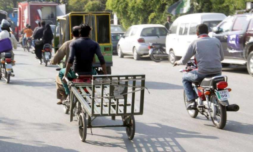  لاہور: محنت کش موٹر سائیکل پر ہتھ ریڑھی کھینچ کرلیجا رہا ..