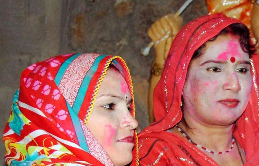 راولپنڈی: ہندو برادری کی خواتین ہولی کی تقریب میں شریک ہیں۔