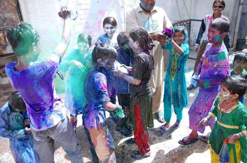 حیدر آباد: ہندو برادری اپنا مذہبی تہوار ہولی مناتے ہوئے۔