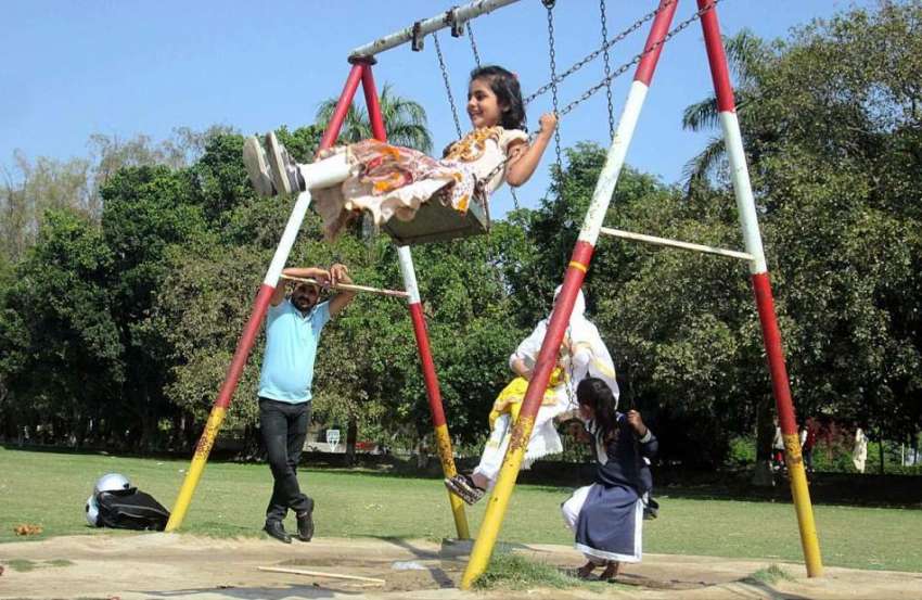 فیصل آباد: بچے مقامی پارک میں جھولوں سے لطف اندوز ہو رہے ..