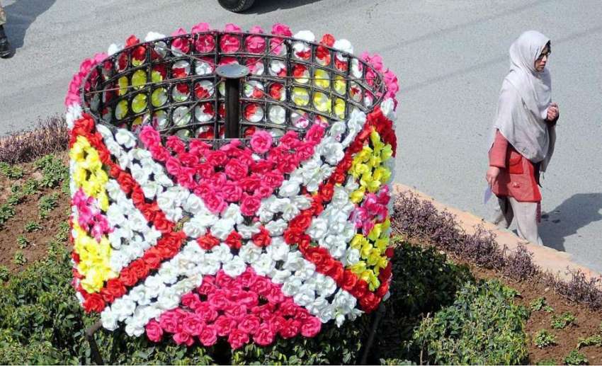 راولپنڈی: سڑک کنارے مصنوعی پھولوں کا خوبصورت ڈیزائن بنا ..