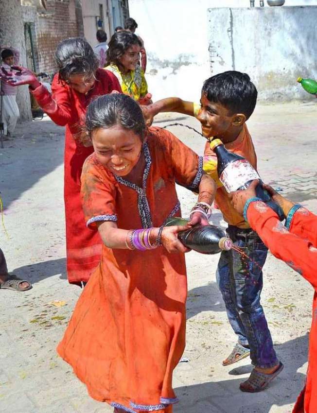 ملتان: ہندو برادری کے بچے ہولی کا تہوار منا رہے ہیں۔