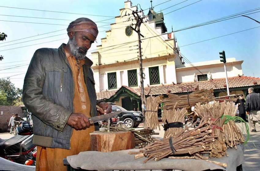 لاہور: ایک محنت کش سڑک کنارے مسواکیں رکھے گاہکوں کا منتظر ..