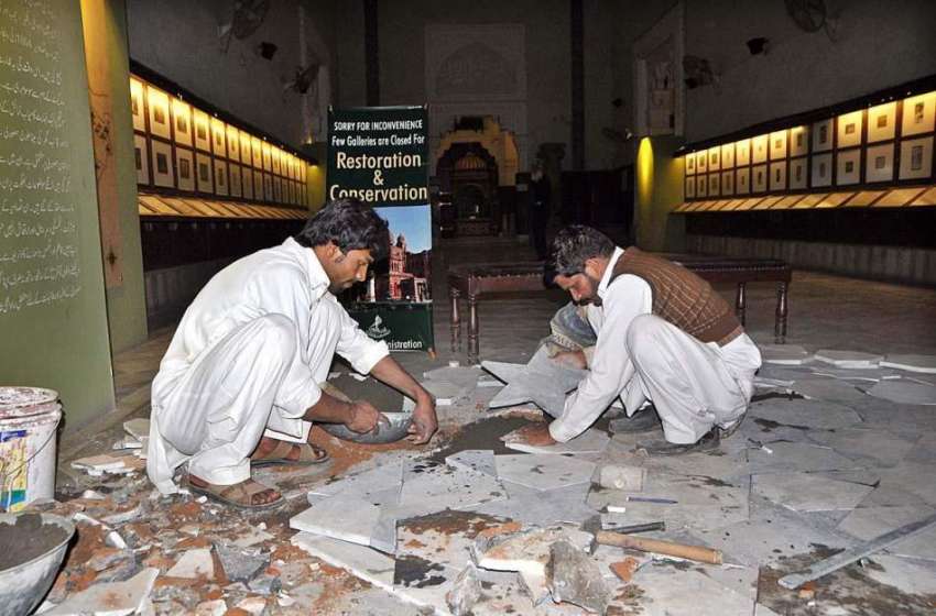 لاہور: مزدور لاہو میوزیم کے فرش پر ماربل نصب کرنے میں مصروف ..