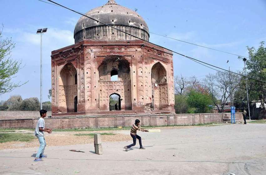 لاہور: خان جہاں بہادر ظفر کے مقبرے کا بیرونی منظر۔