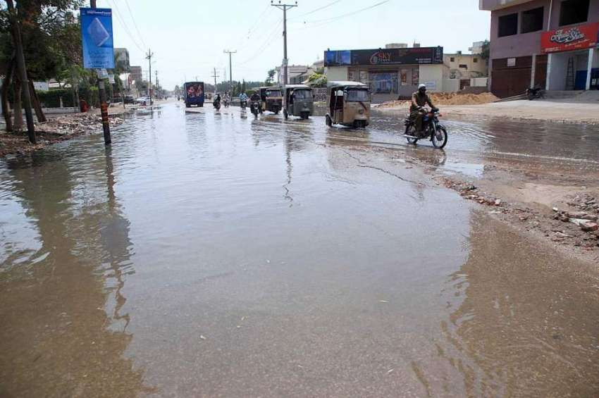 حیدر آباد: سڑک پر گھڑا سیوریج کا پانی شہریوں کے لیے مشکلات ..