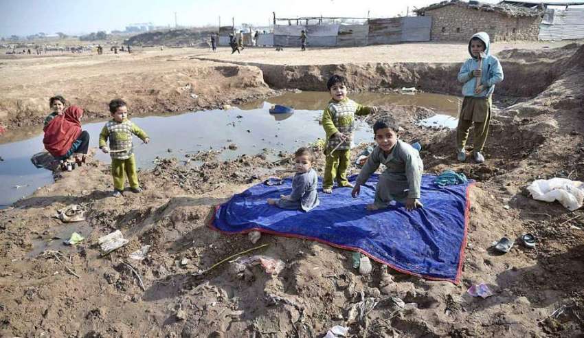 راولپنڈی: خانہ بدوش بچے کھیل کود میں مصروف ہیں۔