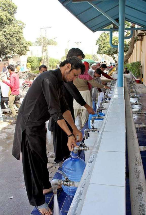 ملتان: شہری واٹر فلٹریشن پلانٹ سے پینے کا پانی بھر رہے ہیں۔