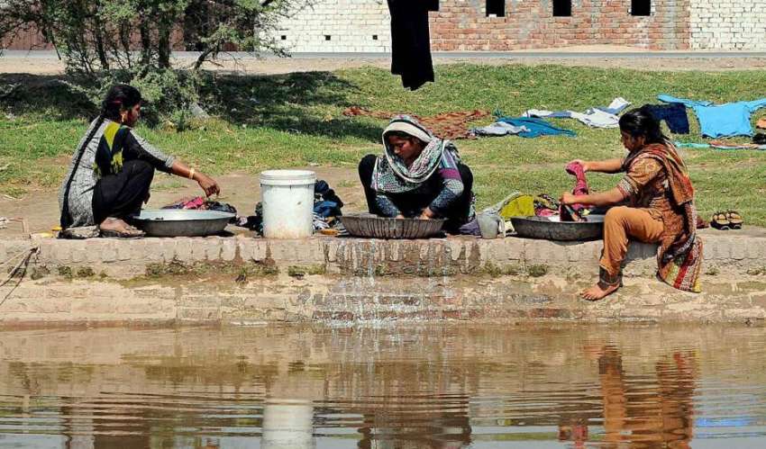 ملتان: خانہ بدوش خواتین نہر کنارے کپڑے دھو رہی ہیں۔