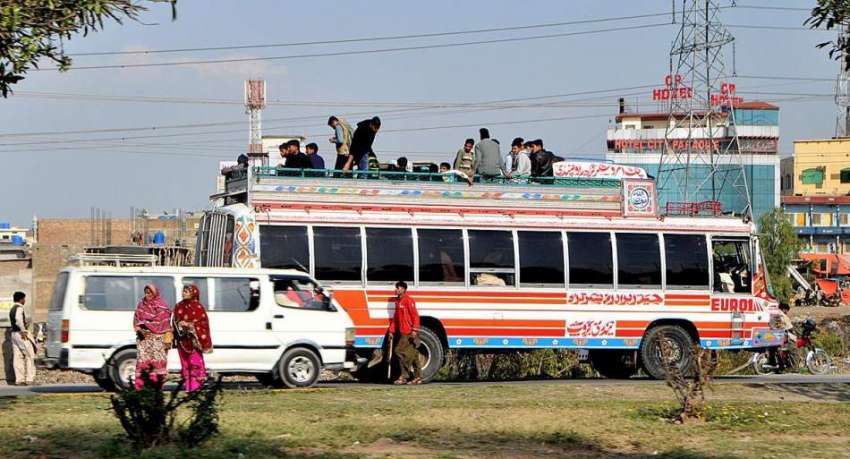 اسلام آباد: وفاقی دارالحکومت میں شہری بس کی چھت پر سوار ہو ..