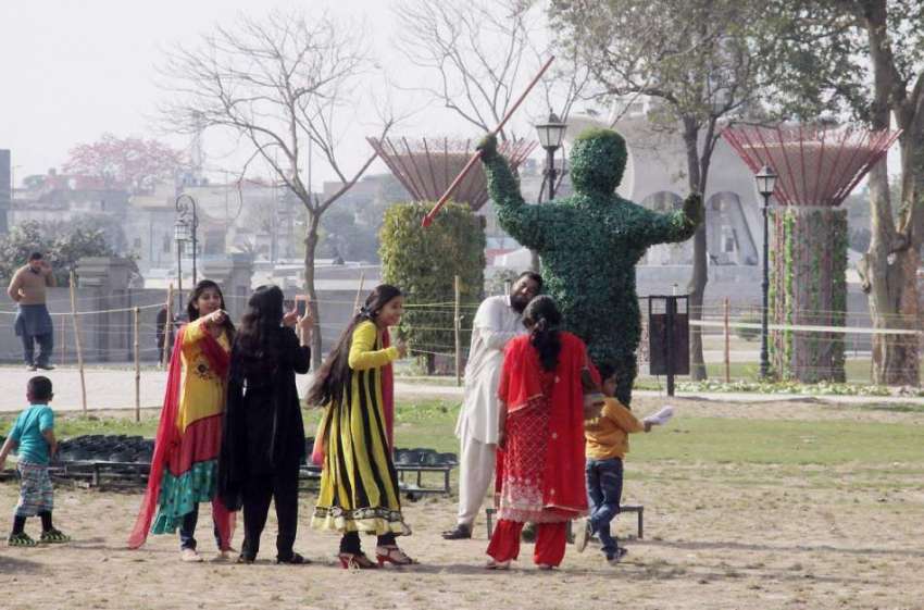 لاہور: گریٹر اقبال پارک میں سیر کے لیے آئی فیملی پودوں سے ..