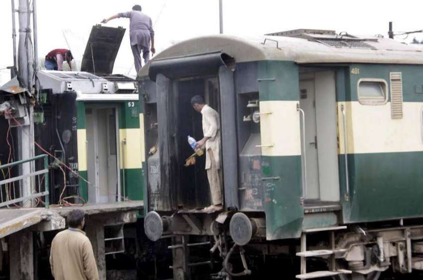 لاہور: ریلوے ملازمین واشنگ لائن میں ٹرین کی بوگیوں کی صفائی ..