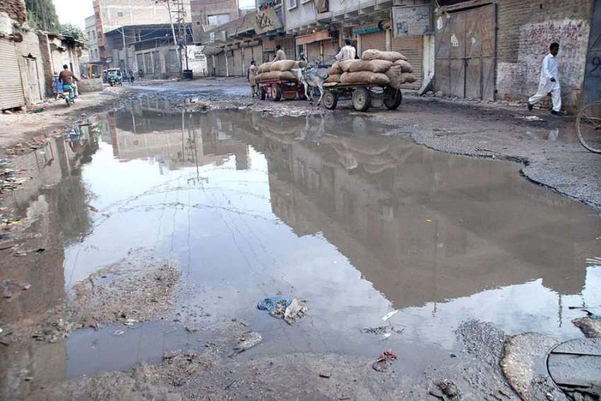 حیدر آباد: ناکہ روڈ پر کھڑا سیوریج کا پانی شہریوں کے لیے ..