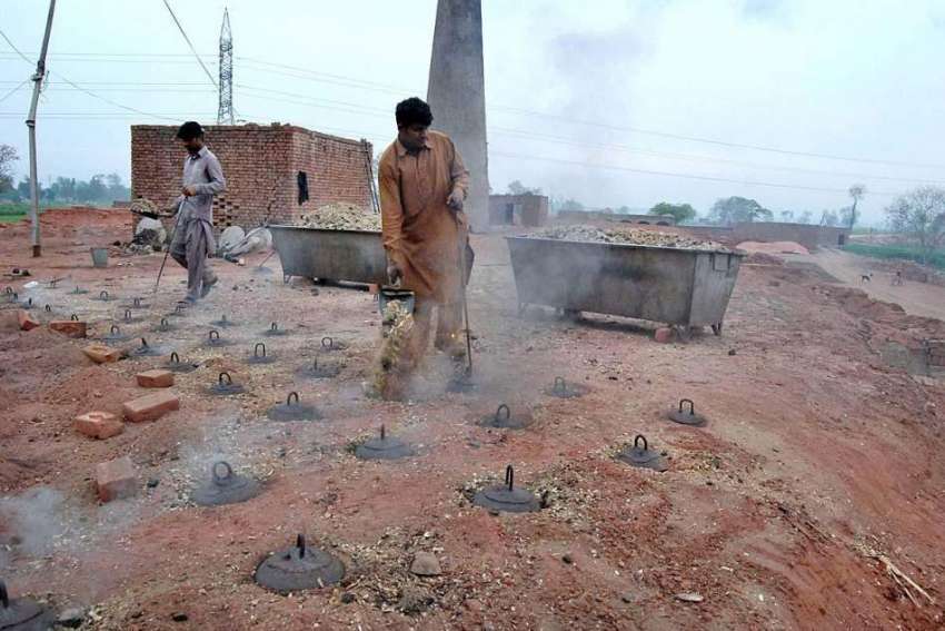 فیصل آباد: مزدور بھٹہ خشت پر روزہ مرہ کام میں مصروف ہیں۔