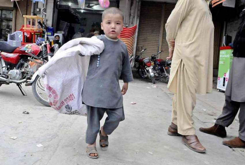 لاہور: ایک خانہ بدوش بچہ کچرے کا بورا اٹھائے منزل کی طرف ..