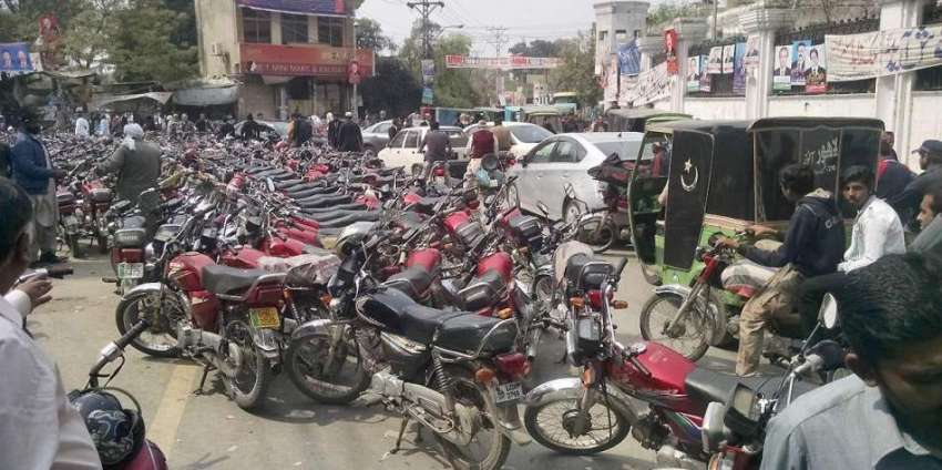 لاہور: سول سیکرٹریٹ کی نئی عمارت کے باہر قائم موٹر سائیکل ..