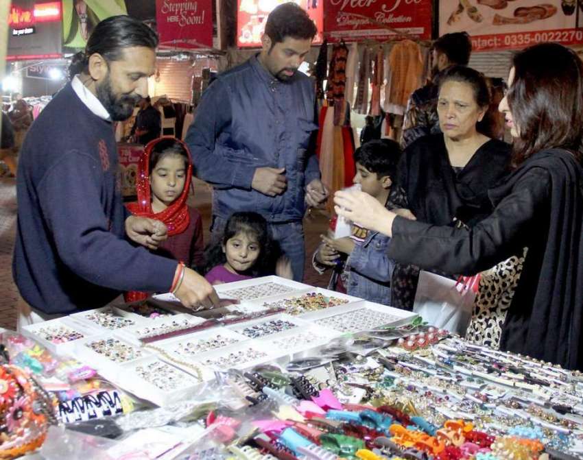 لاہور: لبرٹی مارکیٹ میں خواتین خریداری کر رہی ہیں۔