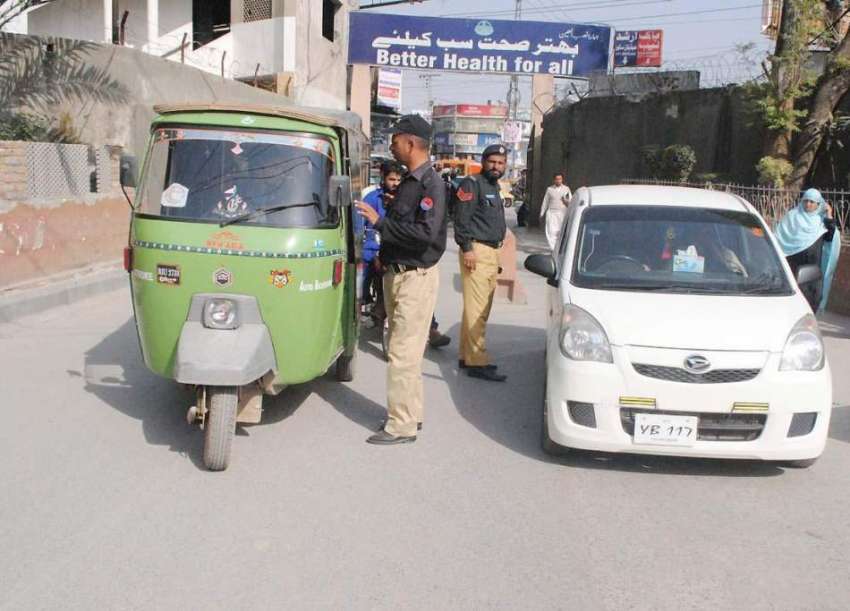 راولپنڈی: ڈی ایچ کیو ہسپتال کے داخلی دروازے پر پولیس اہلکار ..