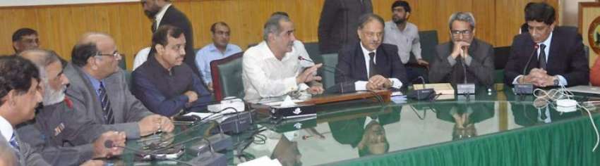 لاہور: وزیر ریلویز خواجہ سعد رفیق ریلوے ہیڈ کوارٹر آفس میں ..