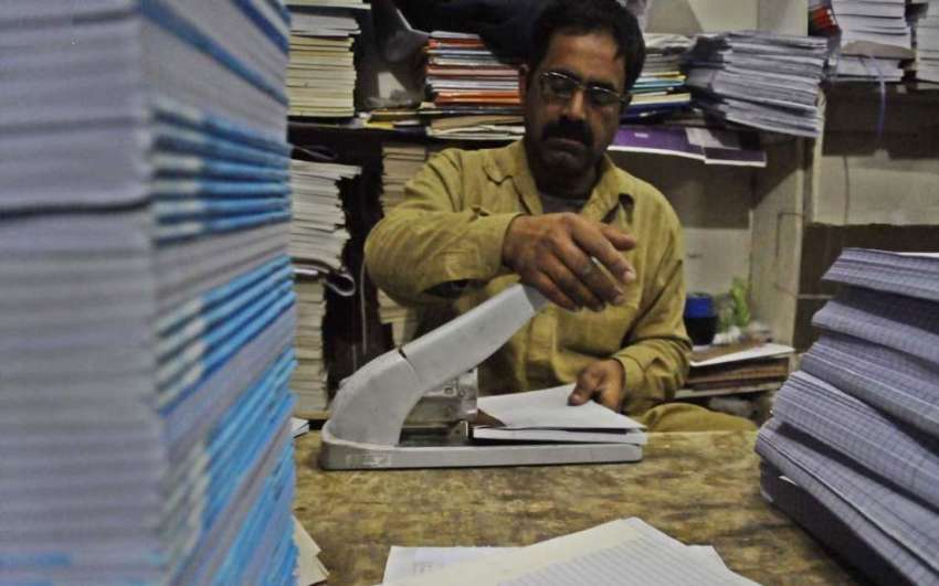 راولپنڈی: کاریگر صادق آباد کارخانے میں نئے سال کے کورس کی ..