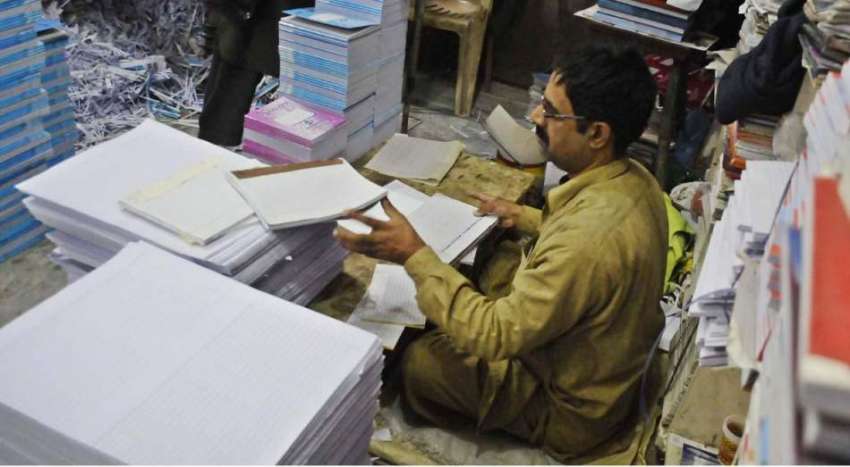 راولپنڈی: کاریگر صادق آباد کارخانے میں نئے سال کے کورس کی ..