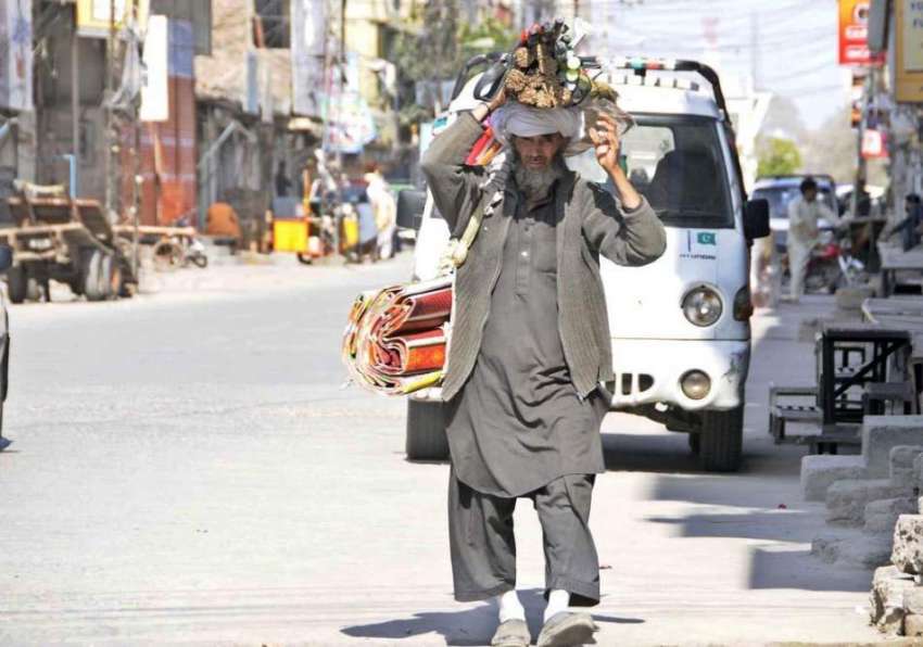 راولپنڈی: ایک معمر شخص گلی گلی گھوم کر گھریلواشیاء فروخت ..