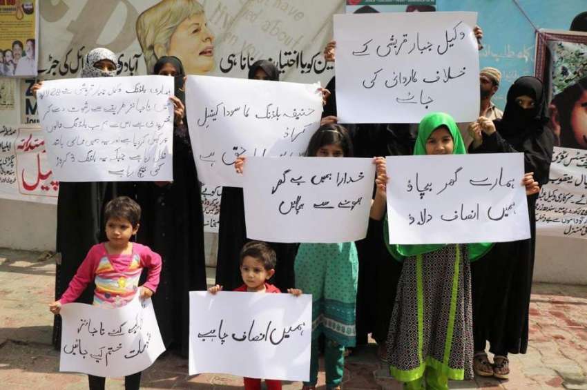 کراچی: حنفیہ کالونی کے رہائشی کراچی پریس کلب کے سامنے اپنے ..