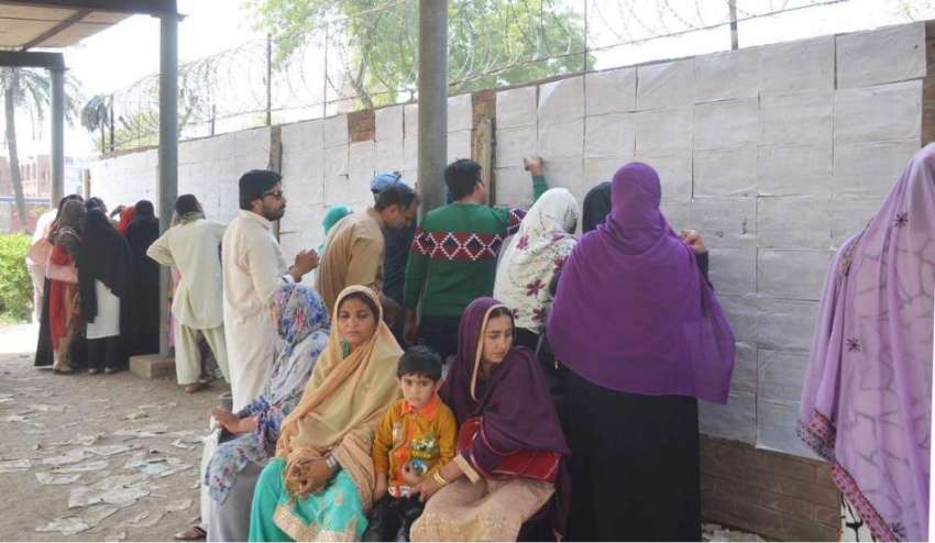 فیصل آباد: امیدوار ای ڈی او آفس کے باہر لگی لسٹوں میں اپنے ..
