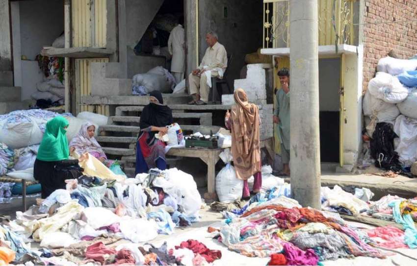 فیصل آباد: خواتین کٹ پیسز پسند کر رہی ہیں۔