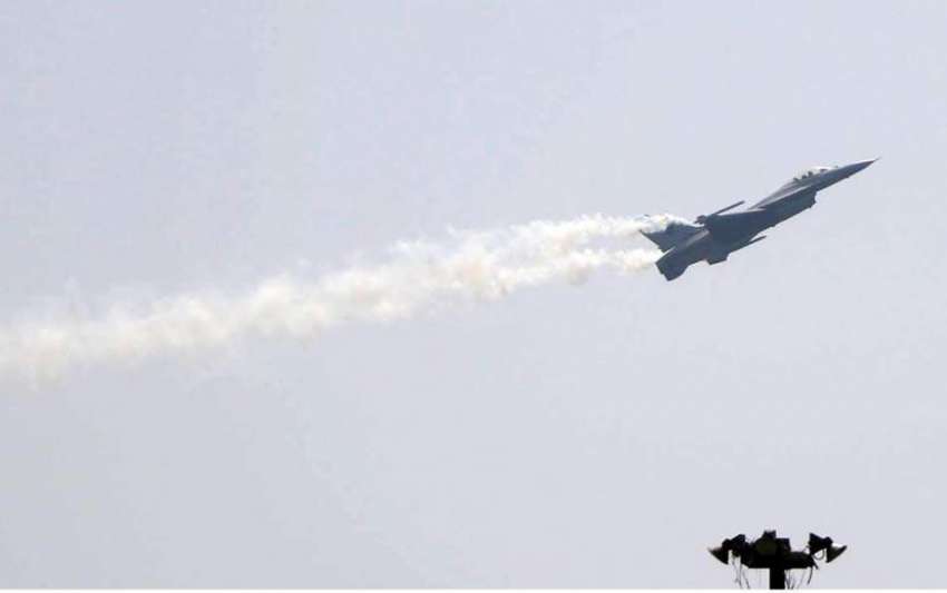 کراچی: ائیر فورس کے فائٹر طیارے پاکستان ڈے کے حوالے سے فضائی ..