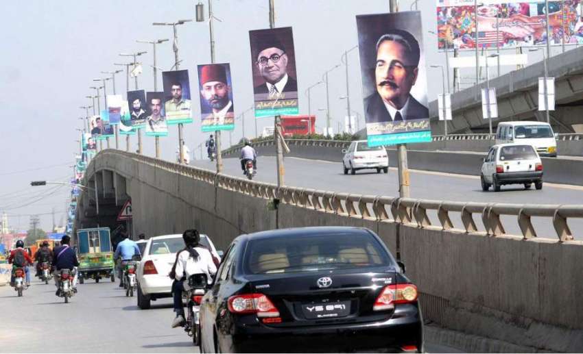 راولپنڈی: پاکستان ڈے کے حوالے سے سڑک کنارے مختلف بینر اور ..