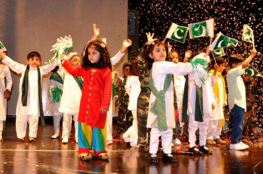 لاہور: مقامی سکول کے بچے پاکستان ڈے کے حوالے سے سٹیج پر ٹیبلو ..
