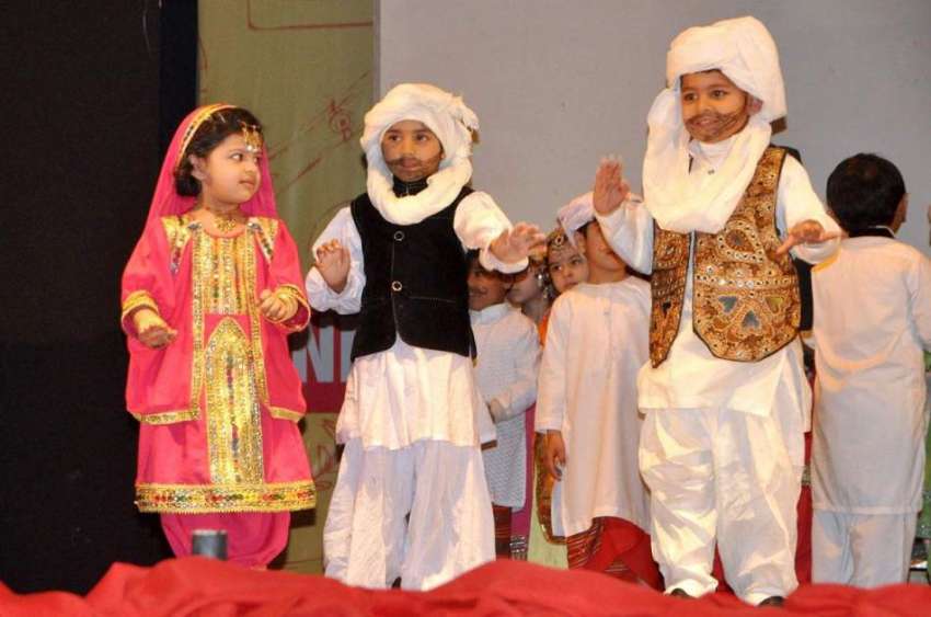 لاہور: مقامی سکول کے بچے پاکستان ڈے کے حوالے سے سٹیج پر ٹیبلو ..